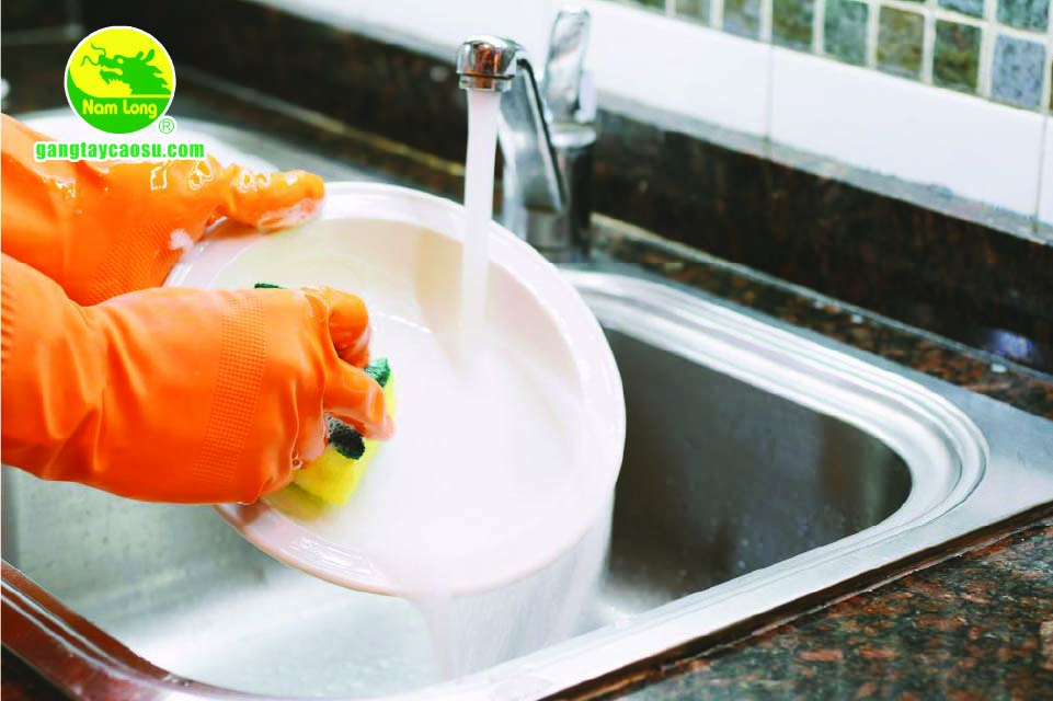 Găng tay cao su rửa bát mỏng giúp bạn làm sạch bát đĩa tốt hơn