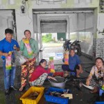 Công ty TNHH Nam Long tặng găng tay cao su cho ngư dân cảng cá Sông Đốc